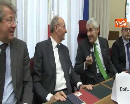 Ghizzoni in commissione banche, pienone di fotografi. Casini scherza: "Hai battuto Visco"