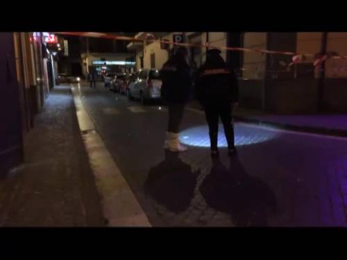 Sparano tra la folla e colpiscono un innocente: sul posto i carabinieri