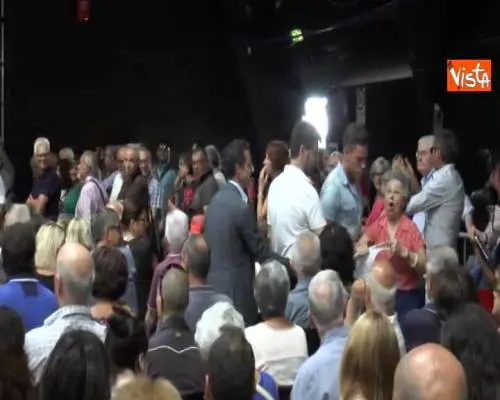 Contestatrice a Renzi: "Avete rubato i soldi ai risparmiatori". E lui: "Avete rubato lo dice a sua sorella" 