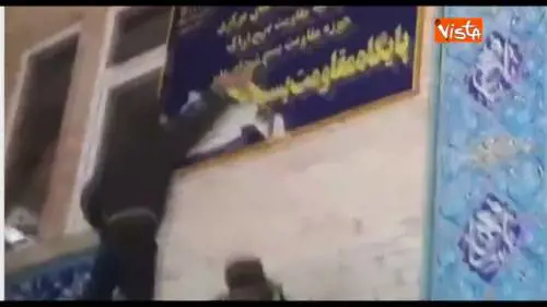 Iran, di notte si abbattono i simboli del regime