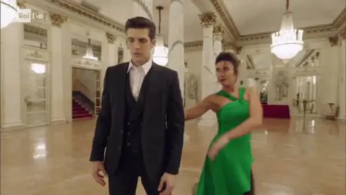 Il bacio e la danza scatenata di Roberto Bolle e Virginia Raffaele