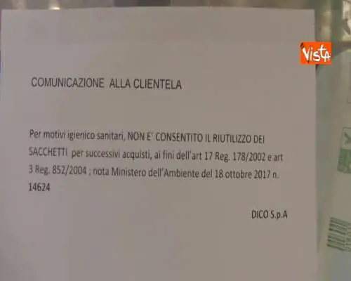 Sacchetti a pagamento e biodegradabili, c'è chi si lamenta e trova già degli escamotage