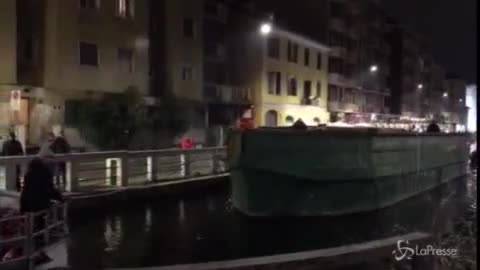 Milano: rimosso l'ultimo barcone sul Naviglio Pavese