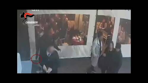 Accoltellati per uno sguardo di troppo: 17 ragazzi denunciati a Napoli 