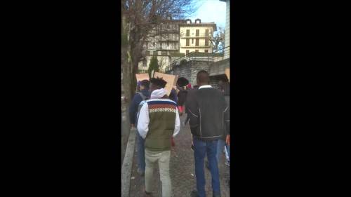 Migranti in rivolta nel Lecchese: "Vogliamo la residenza"