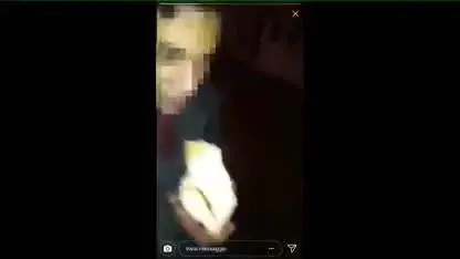 Vandali cantano mentre distruggono il presepe