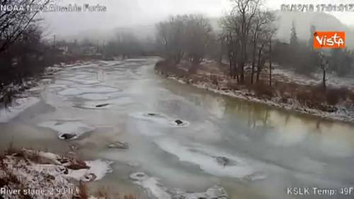 Gelo a New York, il fiume ghiaccia in tre ore: il time-lapse