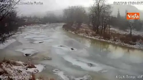 Gelo a New York, il fiume ghiaccia in tre ore: il time-lapse