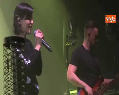 Dolores O'Riordan e il bacio lanciato ai fan nell'ultimo concerto