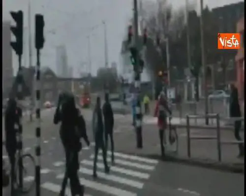 Maltempo in Olanda, il vento è così forte che spazza via una bicicletta