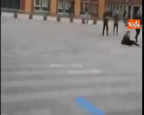 Maltempo in Olanda, il vento spazza via le persone