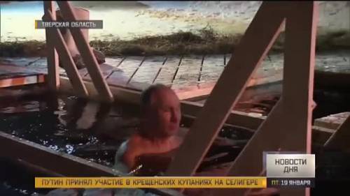 Putin a petto nudo entra nel lago ghiacciato