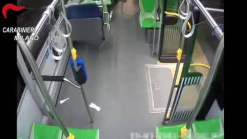 Autista aggredito sul bus reagisce e accoltella un ragazzino