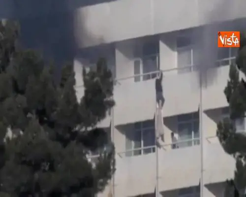Attacco ad un hotel di Kabul, gli ostaggi cercano di fuggire dalle finestre 