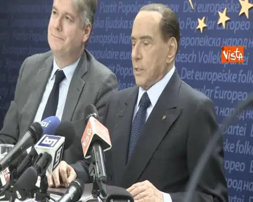 Berlusconi: "Merkel ci sostiene, bene la grande coalizione in Germania"