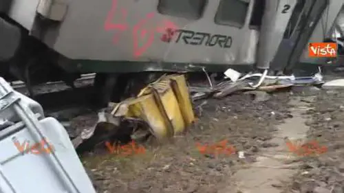 Treno deragliato, vagoni insanguinati e distrutti