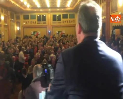 Elezioni Lombardia, selfie sul palco tra Fontana e Gallera (Fi)