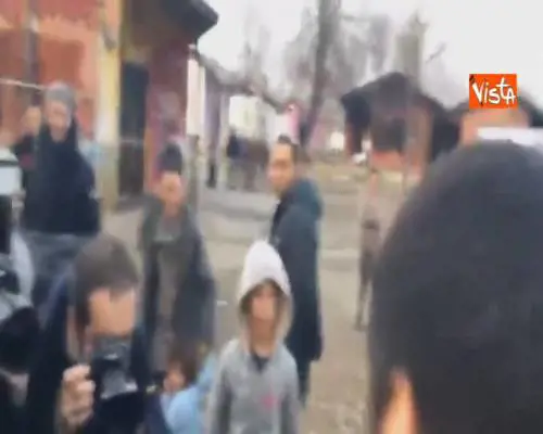 Salvini circondato dai bimbi rom