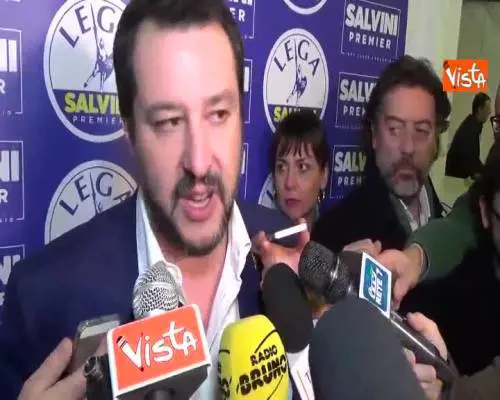 Salvini: "Invasione di migranti porta lo scontro sociale"