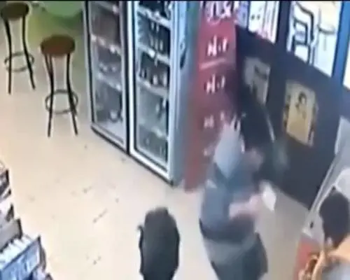 Il video del momento in cui Traini apre il fuoco dall'auto