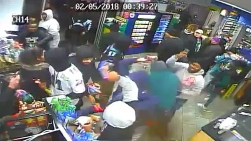 Philadelphia, razzia nella stazione di servizio dopo il Super Bowl. La polizia: "Aiutateci a trovarli"
