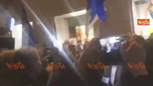 Salvini canta De Andrè e bacia la Isoardi
