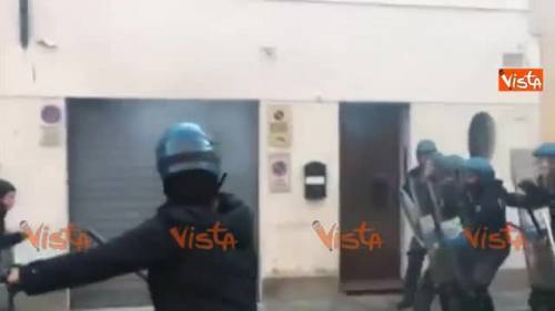 Le violenze a Piacenza: il corteo antifascista si scontro con la polizia