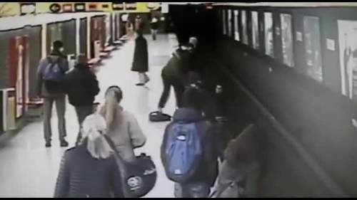 Milano, eroe salva il bimbo caduto in metro