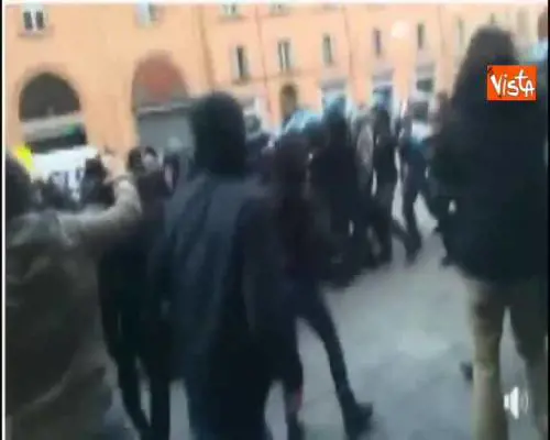 Scontri a Bologna fra polizia e anti fascisti contro corteo FN