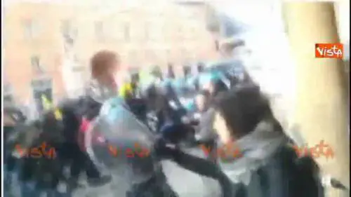 Scontri in piazza a Bologna