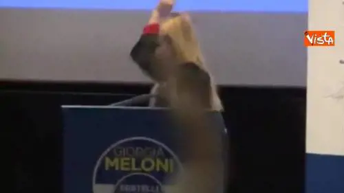 Meloni balla sul palco della manifestazione per il patto anti inciuci a Roma