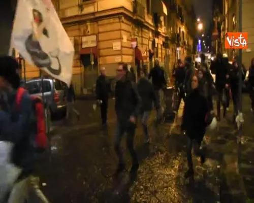 Napoli, bombe carta contro la polizia dai manifestanti