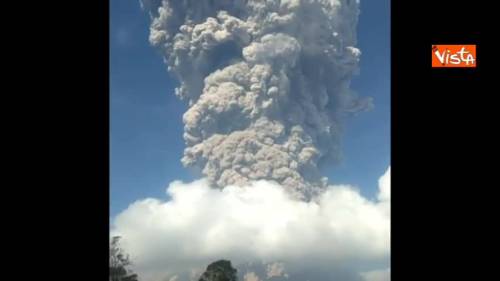 Erutta il vulcano Sinabung: una colonna di cenere alta 5 km