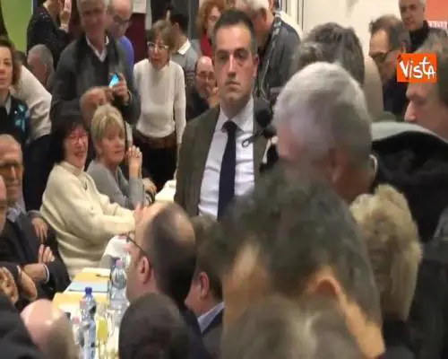 Elezioni, l'abbraccio tra Renzi e Casini a Modena