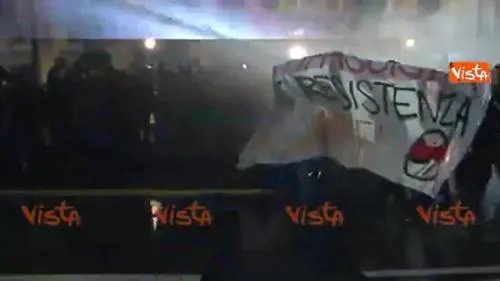 Torino, la polizia usa gli idranti contro gli antagonisti