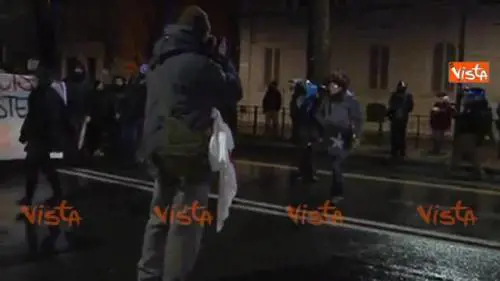 Torino, gli slogan degli antagonisti contro la polizia