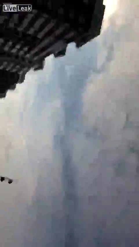 Si lancia dal grattacielo, ma il paracadute non si apre