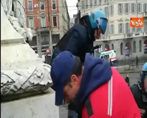 Tensione a Milano, studenti sgomberati da monumento