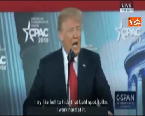 Trump show sul palco della CPAC: "Difficile nascondere la calvizie ma faccio un buon lavoro"