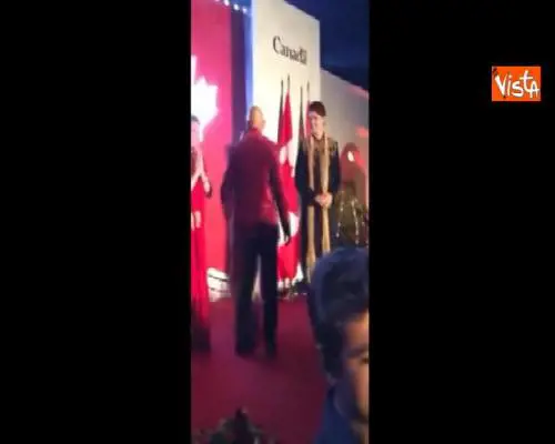 Il ballo del premier candaese Justin Trudeau in stile Bollywood in India