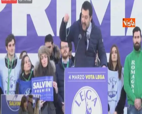 In piazza Salvini mostra il rosario: "Gli ultimi saranno i primi"