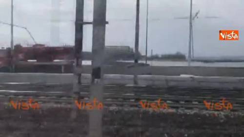 Venezia, crolla pilone del ponte della Libertà: auto bloccate