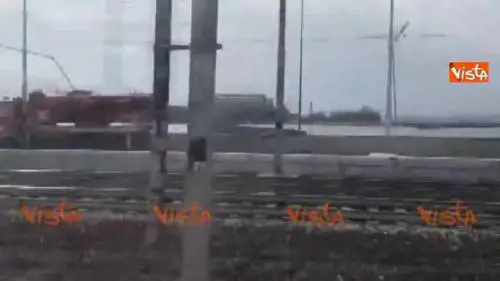 Venezia, crolla pilone del ponte della Libertà: auto bloccate