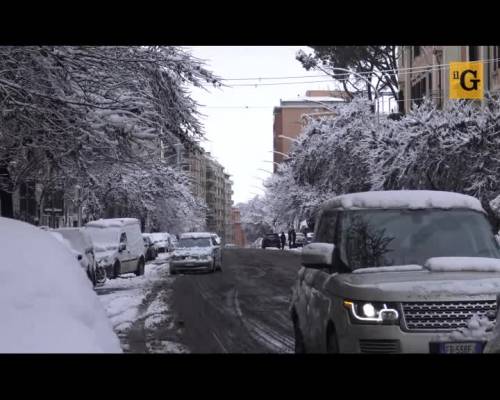 Roma chiude per neve. E la Raggi saluta dal Messico