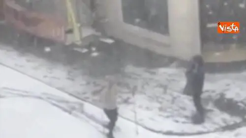 Nevica a Londra e qualcuno va in giro con gli sci ai piedi