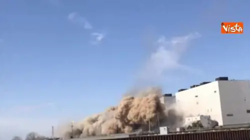 Crollano le ciminiere della centrale dismessa