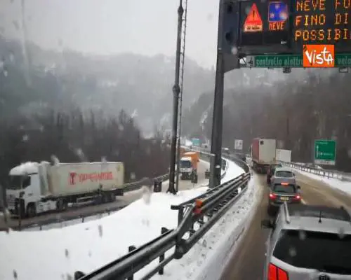 Caos autostrade per la neve, automobilisti Milano-Serravalle colpiti dalla bufera
