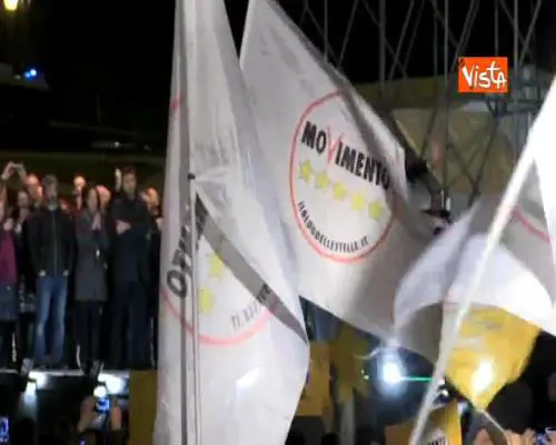 Grillo: "Cinque stelle sono biodegradabili"