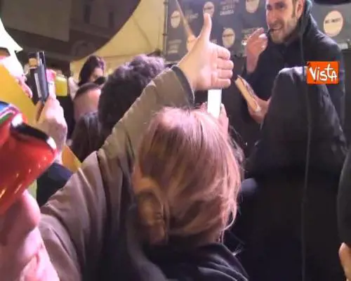 Di Battista accolto dalla folla: "T'aspettamo a fa er Sindaco"