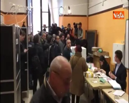 Elezioni Politiche, caos cronisti nel seggio di Gentiloni 